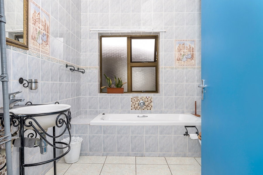 6 Bedroom Property for Sale in Sunset Beach Western Cape
